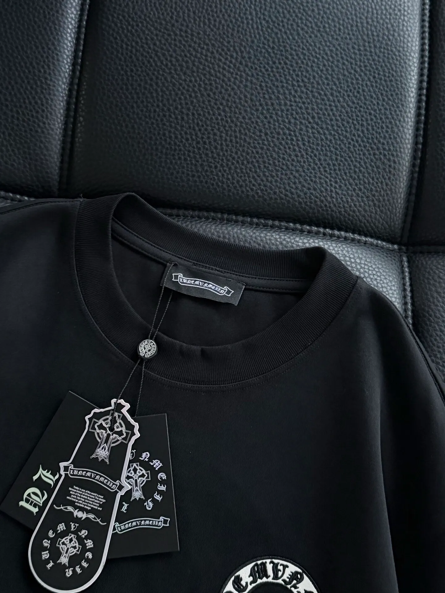P400 ChromeHearts Chrome Heart Round Neck Long Sleeve The pursuit of quality absolutely guarantees quality! Using double-sided cotton fabric, the texture is clearly visible, the texture is soft, delicate and smooth, and the customized three-dimensional embroidery and leather patchwork technology is full of drape! The workmanship is fine and the shoulder lines are smooth. All imported chain machines are used to make the shoulder rolling strips. It has a certain thickness and is not made of cheap material but has a shiny feel that is comfortable and not tight on the upper body. It is the most avant-garde street item that can be easily matched by both men and women!  Color: black white Size: m-3xl Style number: 3576